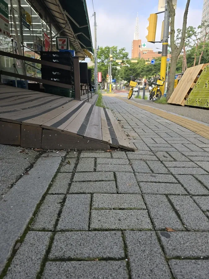 상가 진입로 데크 노후 목재 판재 철거 작업 중